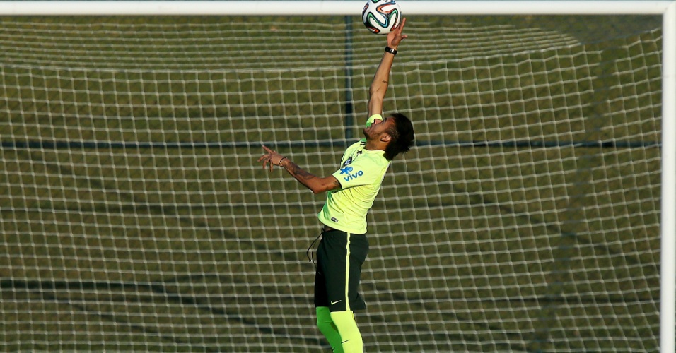 Neymar brinca com bola durante treina da seleção