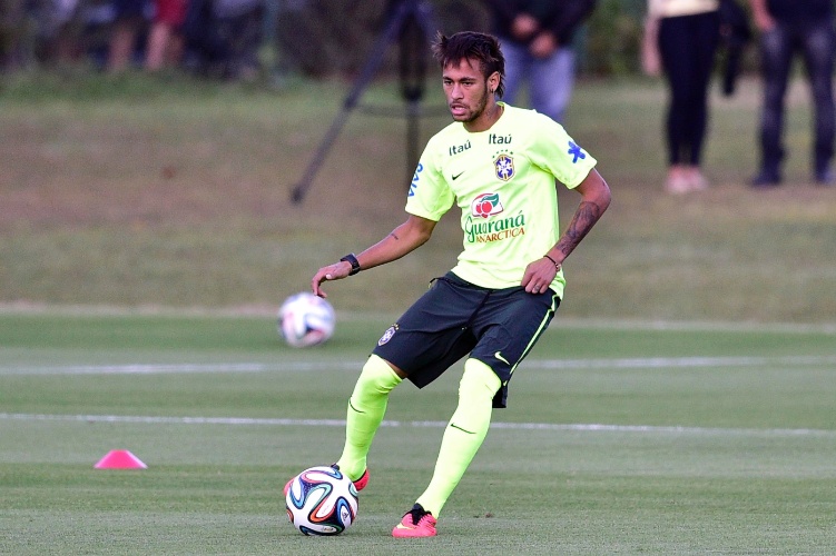 Neymar tenta assistência durante coletivo da seleção brasileira na Granja Comary, em Teresópolis