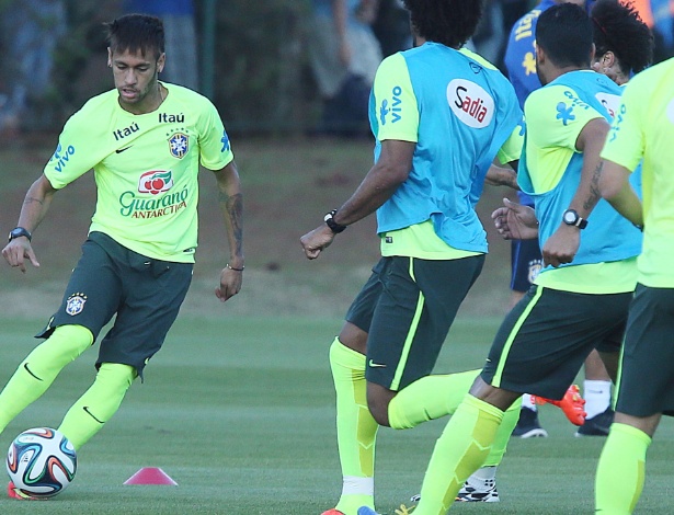Neymar tenta jogada durante treinamento coletivo da seleção