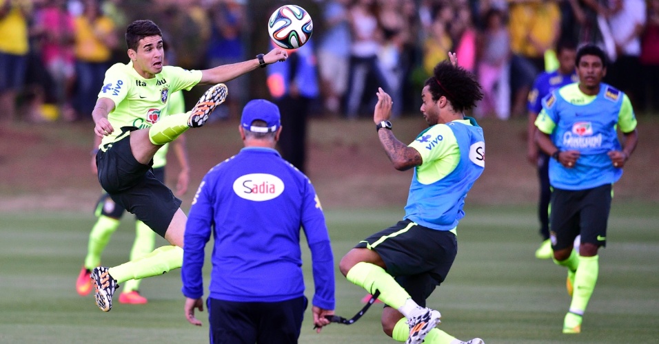 Oscar e Marcelo disputam bola em coletivo entre titulares e reservas da seleção na Granja Comary