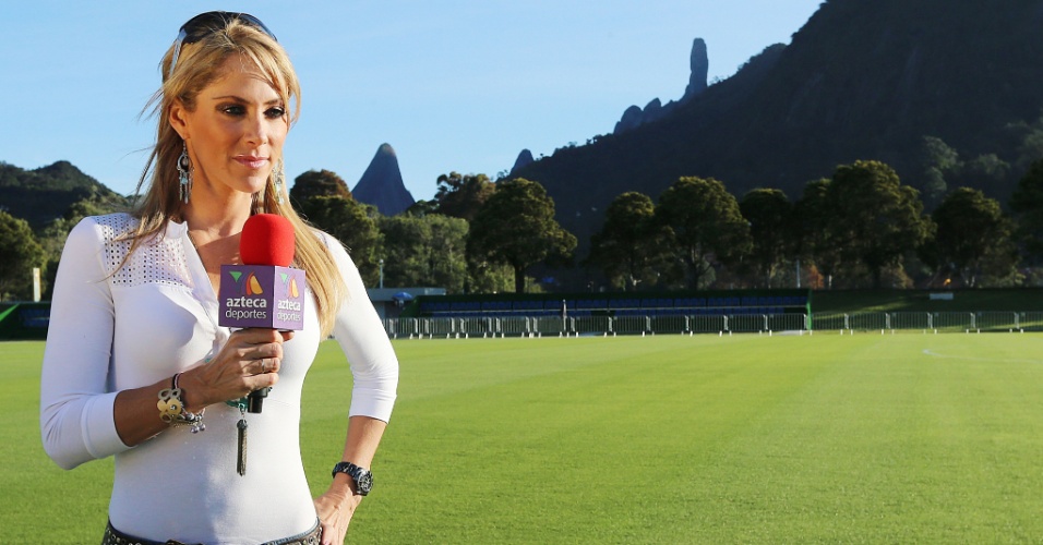 Repórter de TV mexicana marca presença na Granja Comary antes de treino da seleção brasileira