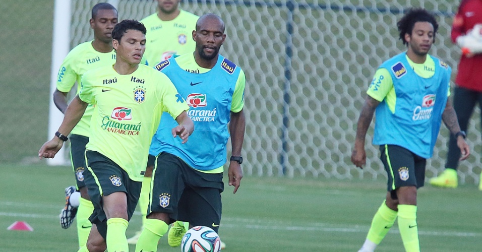 Thiago Silva participa treino com bola na Granja Comary