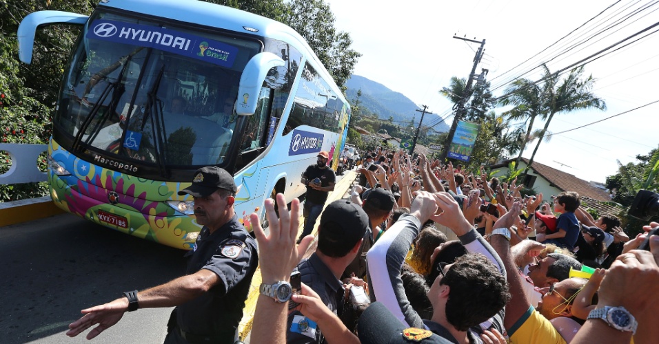 Torcedores recepcionam ônibus da seleção brasileira na Granja Comary