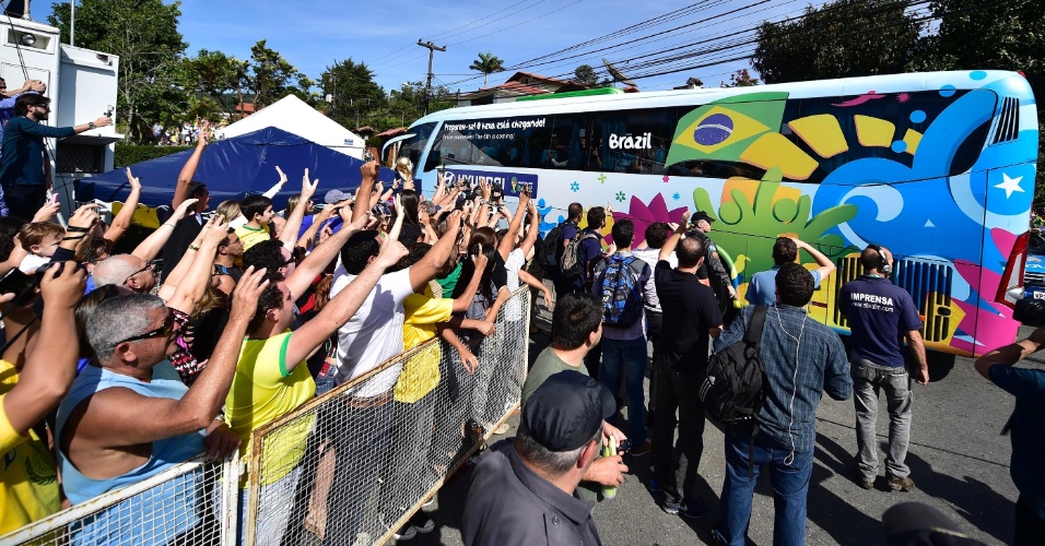 Torcedores recepcionam ônibus da seleção brasileira na Granja Comary