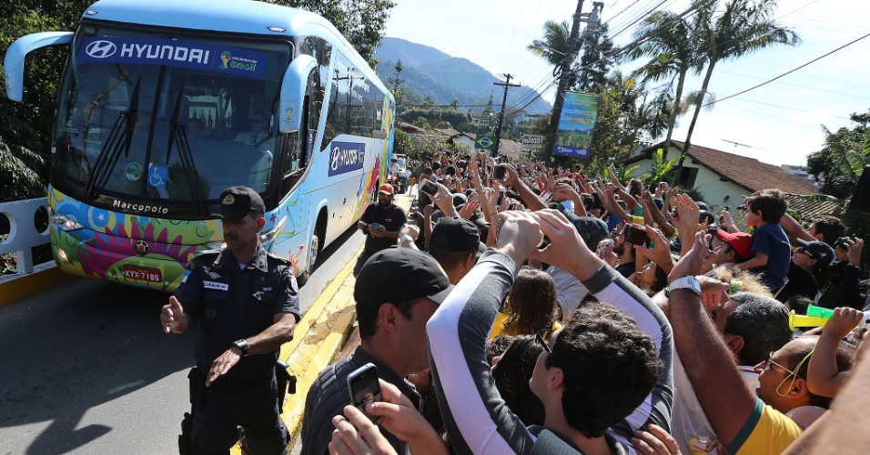 Torcedores tiraram muitas fotos na chegada do ônibus da seleção brasileira à Granja Comary