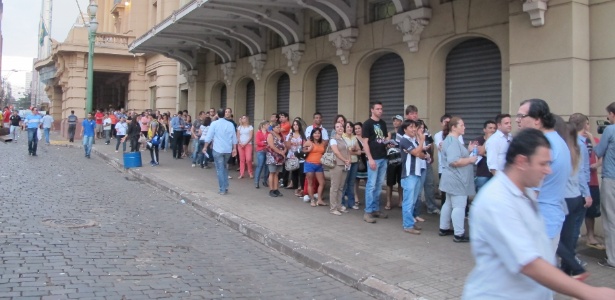 Fila para retirada de ingressos para assistir ao treino da França quase dobrava a esquina na tarde desta segunda