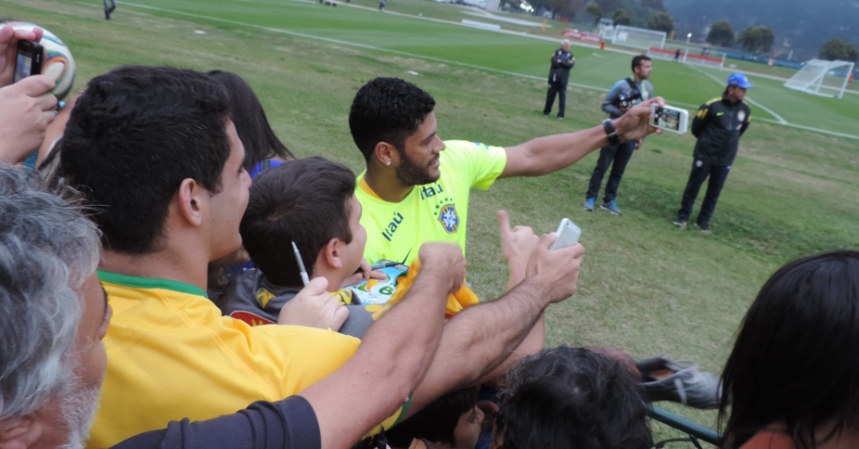 09.jun.2014 - Hulk tira selfie com torcedores após treino na Granja Comary, em Teresópolis