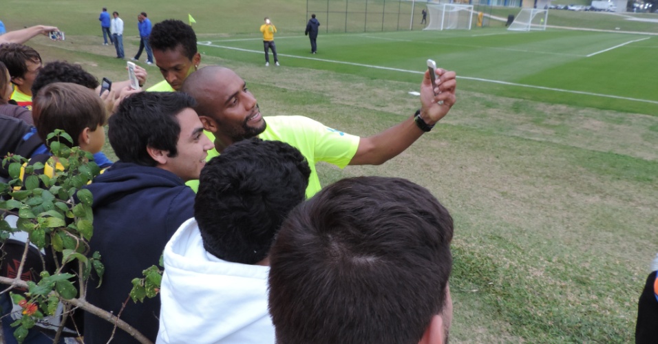 09.jun.2014 - Maicon tira selfie com torcedores após o treino de segunda-feira