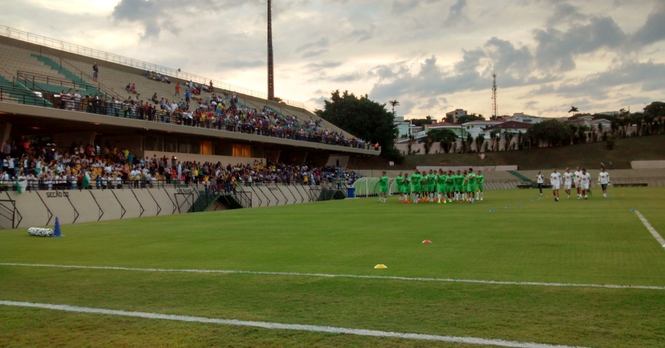 09.jun.2014 - Seleção da Argélia treina em Sorocaba