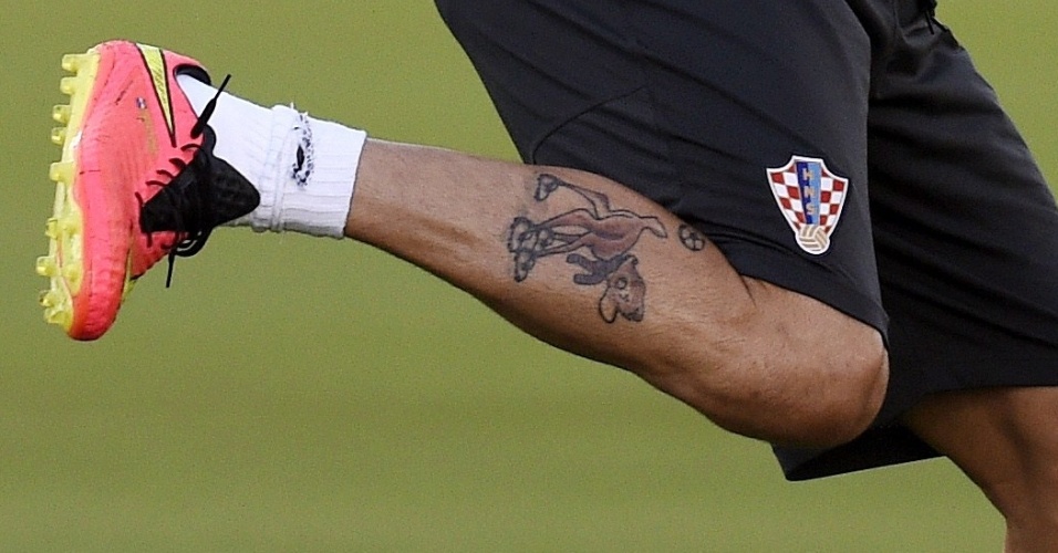 09.jun.2014 - Srna, capitão da Croácia, possui um Bambi tatuado na perna direita