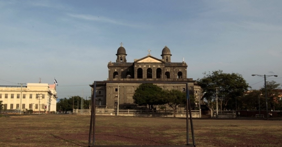 A Catedral de Managua, na Nicarágua, tem um campinho em seu 'jardim'