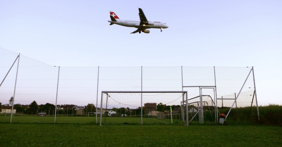 Avião sobrevoa campinho em Zurique, na Suíça