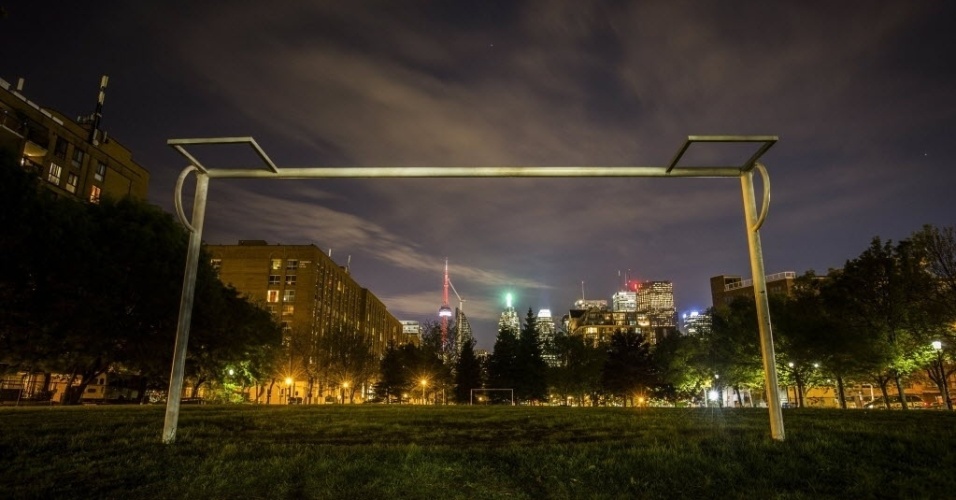 Campinho se destaca no centro da luminosa cidade de Toronto, nos EUA