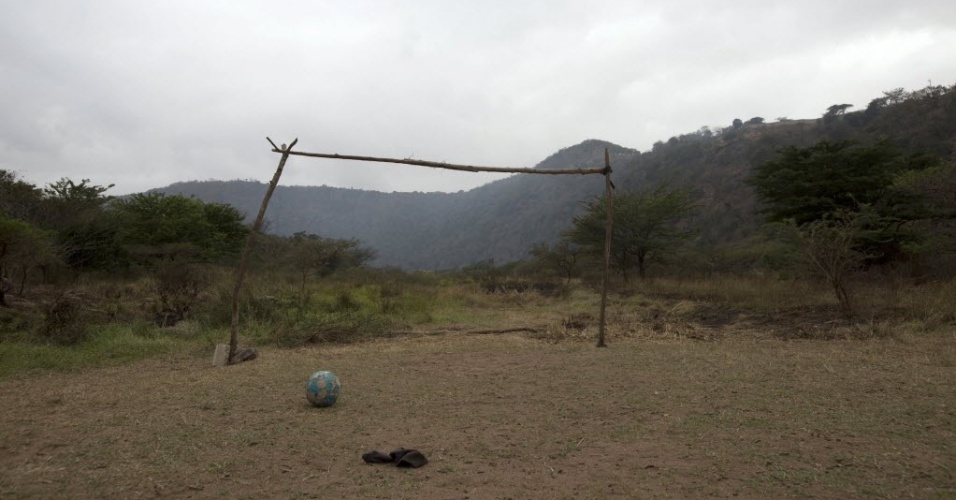Campo de futebol é improvisado em Molweni, na África do Sul; país foi sede da Copa do Mundo de 2010