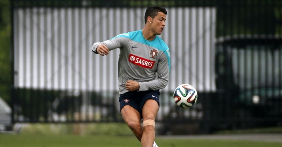 Cristiano Ronaldo treina nos EUA com proteção na perna esquerda junto com a delegação de Portugal