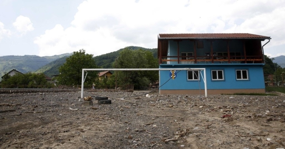 Enchente destrói campo em Nemila, na Bósnia, e deixa metade da trave embaixo da terra