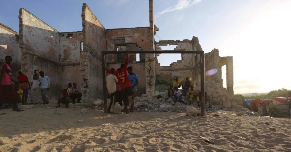 Garotos brincam em um campinho em uma região pobre de Mogadíscio, na Somália