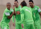 Jogadores e cartolas da Argélia quebram rigidez islâmica e mostram simpatia - AFP PHOTO / PHILIPPE DESMAZES