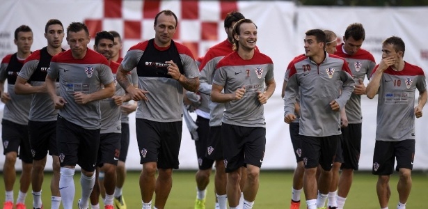 Jogadores da Croácia, adversária do Brasil na estreia da Copa, correm no gramado em treino na Praia do Forte, na Bahia