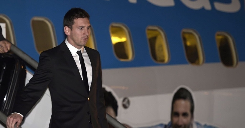 Lionel Messi desembarca no aeroporto de Confins, em Minas Gerais, onde a seleção da argentina vai se preparar para a Copa