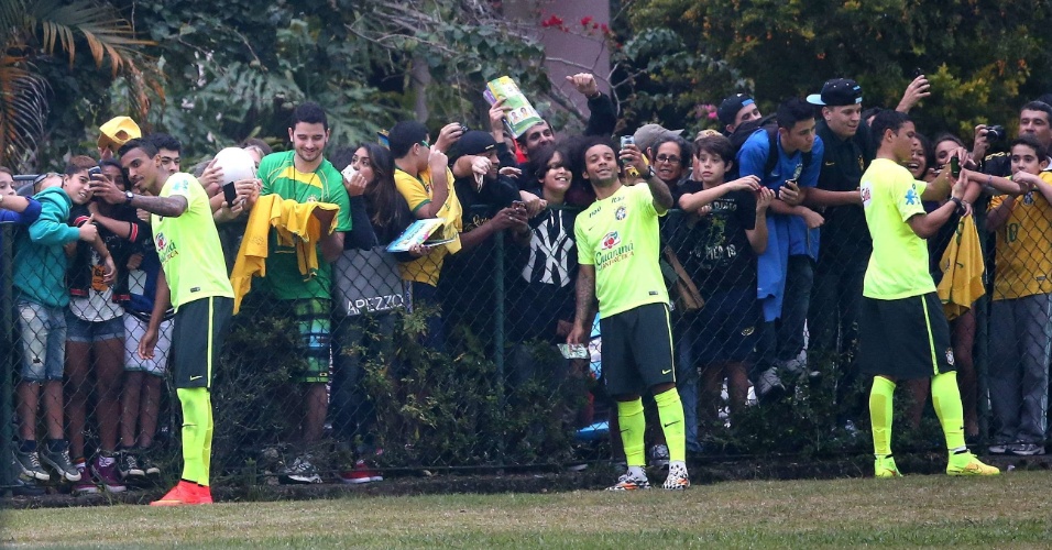 Luiz Gustavo, Marcelo e Thiago Silva dão atenção aos torcedores após o treino em Teresópolis