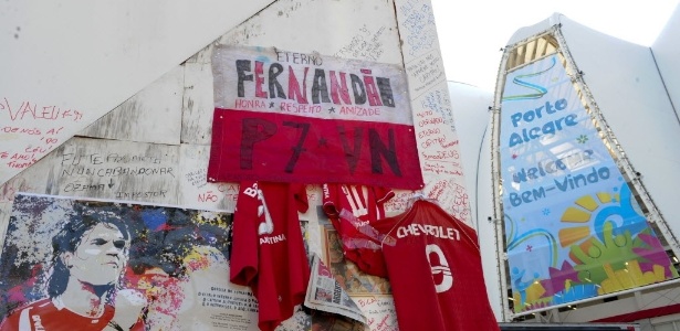 Parede com mensagens foi centro de homenagens a Fernandão após acidente aéreo - Junior Lago/UOL