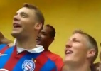 Neuer e Schweinsteiger vestem camisa do Bahia e arriscam hino do clube - Reprodução/Youtube