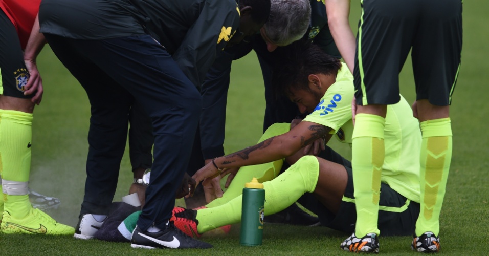 Neymar sente o pé direito no treino da seleção nesta segunda-feira