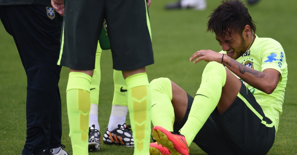 Neymar sente o pé direito no treino da seleção nesta segunda-feira
