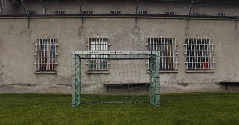 Prisão de Granges, na Suíça, também tem um pequeno campinho para que os detentos possam jogar futebol