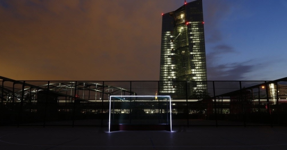 Trave ganha iluminação em um campo próximo ao Banco Central Europeu (ECB) em Frankfurt, na Alemanha