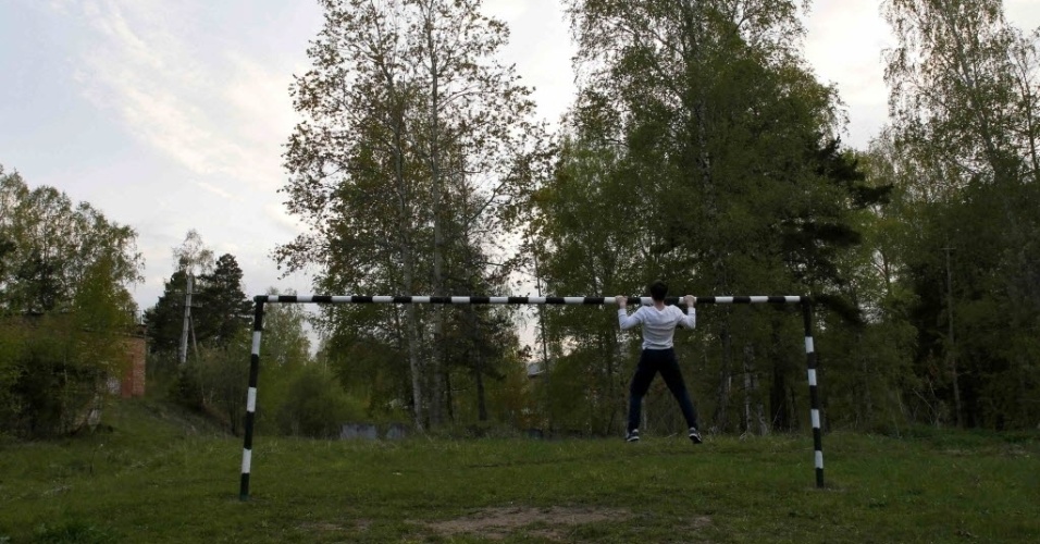 Travessão vira aparelho para ginástica em campinho público de Divnogorsk, na Rússia