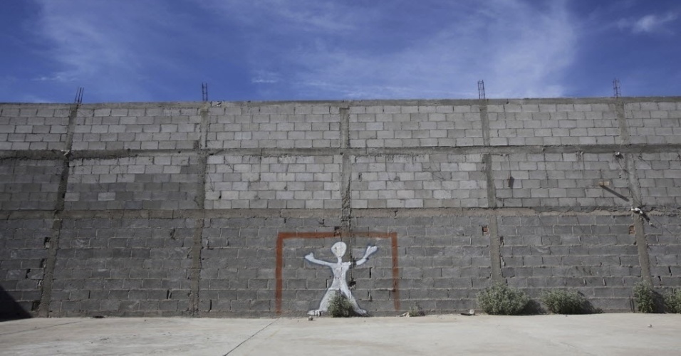 Um muro e uma área acimentada. É o suficiente par ao local virar um campinho de futebol em Juarez, no México