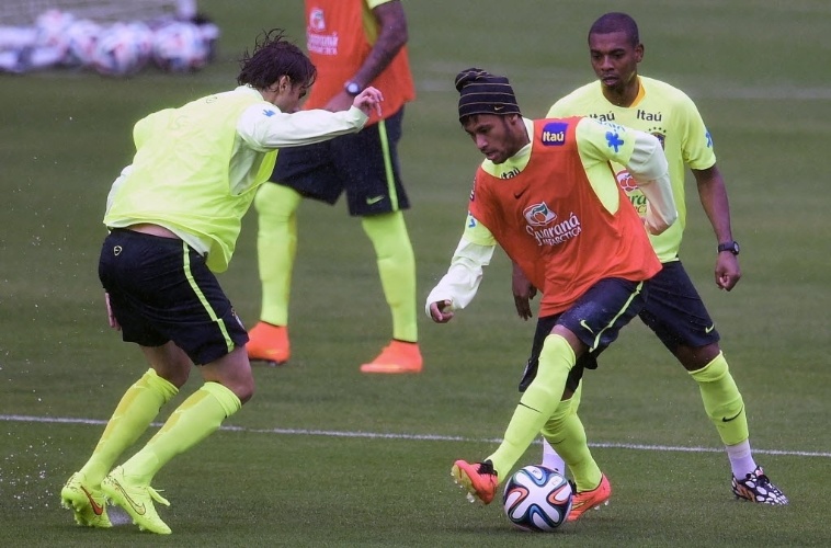 10. jun. 2014 - Neymar tenta drible e é cercado por Henrique, na Granja Comary