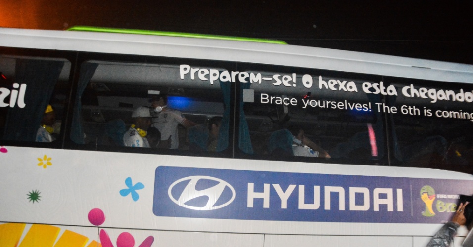10. jun. 2014 - Ônibus da seleção deixa Granja Comary rumo ao aeroporto, de onde o time de Felipão embarca para São Paulo