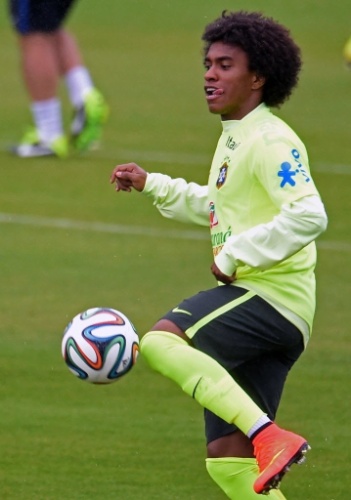 10. jun. 2014 - Willian tenta domínio de bola em treino da seleção brasileira, em Teresópolis