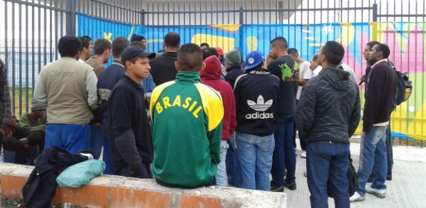 10.06.14 - Trabalhadores aguardam em fila para buscar emprego no Itaquerão