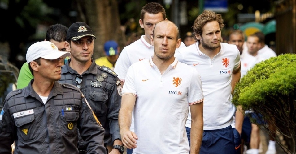 10.jun.2014 - Arjen Robben e Daley Blind são escoltados por policiais no caminho do hotel para a sala de imprensa, no Rio de Janeiro