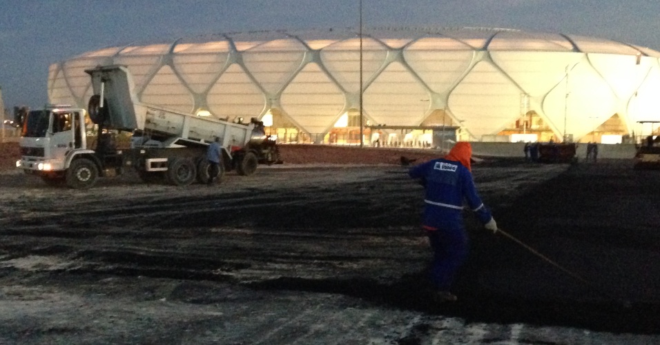 10.jun.2014 - Caminhão é usado em obra no entorno do estádio de Manaus