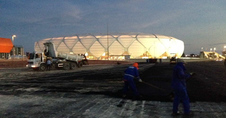 10.jun.2014 - Estádio de Manaus tem obra até à noite; organização não sabe quando fica pronta
