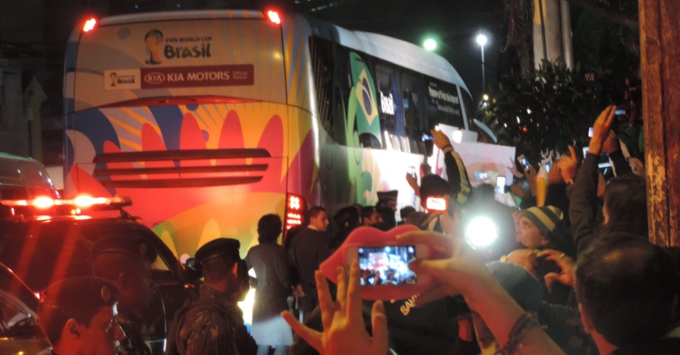 10.jun.2014 - Forte esquema de segurança impede torcedores de chegarem perto do ônibus da seleção