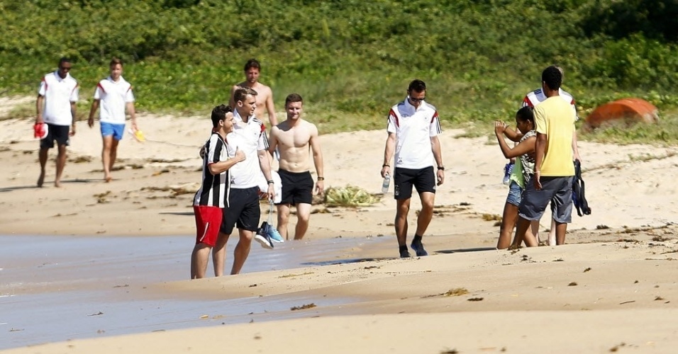 10.jun.2014 - Jogadores da Alemanha aproveitam a manhã desta terça-feira para caminhar tranquilamente pela praia; eles foram tietados por alguns torcedores que estavam no local