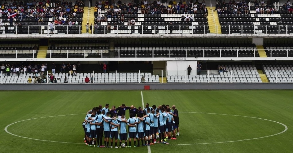 10.jun.2014 - Jogadores da Costa Rica se reúnem no centro do campo durante treinamento na Vila Belmiro, em Santos