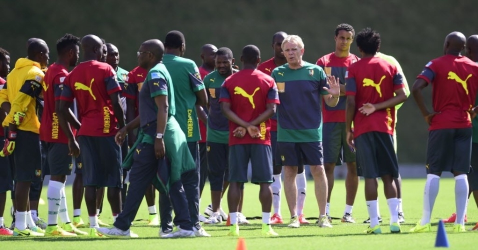 10.jun.2014 - Jogadores da seleção de Camarões treinam em Vitória nesta terça-feira
