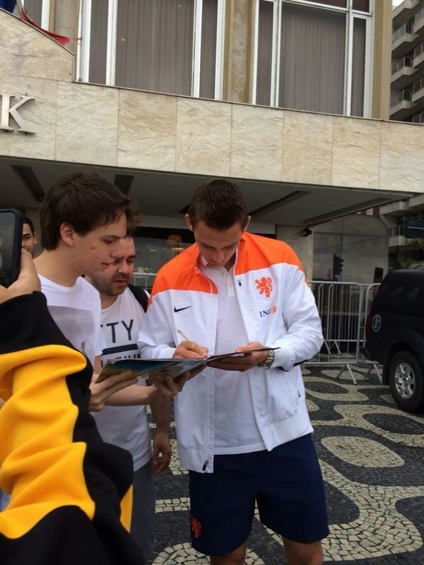 10.jun.2014 - O holandês De Vrij concede autógrafo na porta do Hotel da Holanda em Ipanema