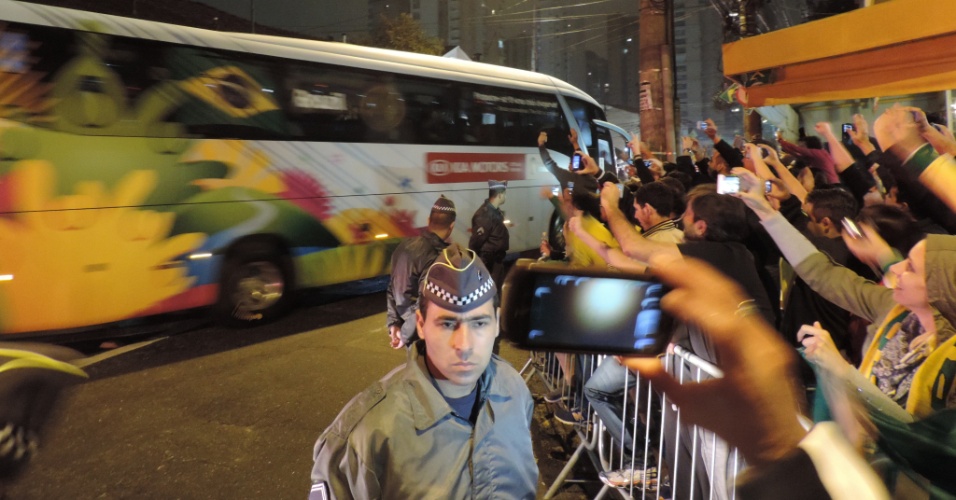 10.jun.2014 - Ônibus da seleção brasileira chega a hotel em São Paulo