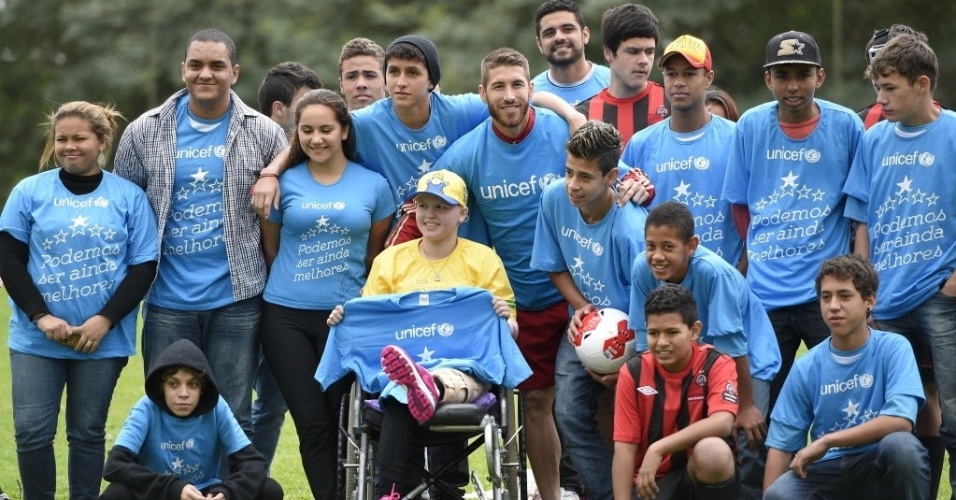 10.jun.2014 - Sergio Ramos posa para fotos com crianças após ser nomeado embaixador do Unicef