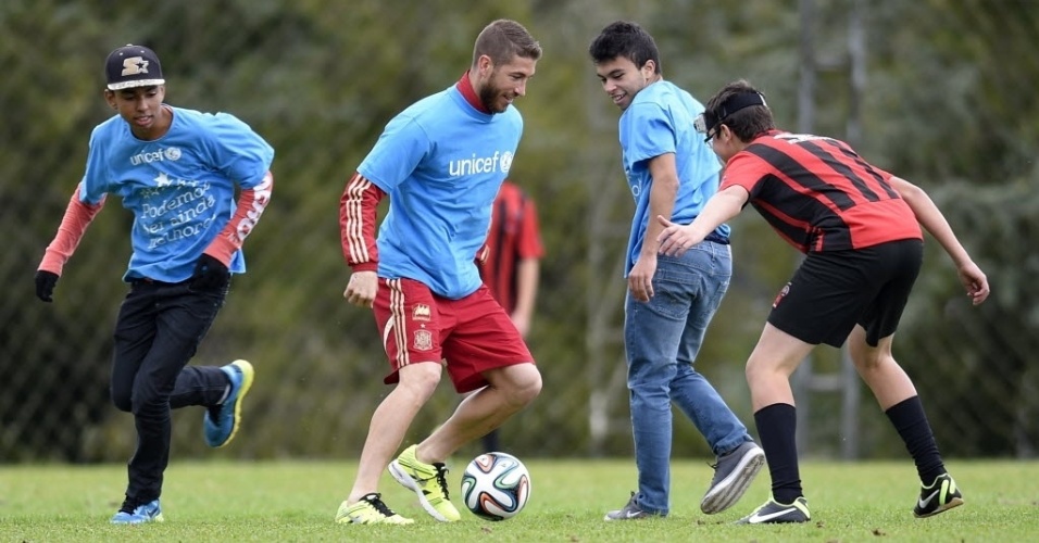 10.jun.2014 - Sergio Ramos, zagueiro da Espanha, joga futebol com algumas crianças depois de ser nomeado embaixador do Unicef