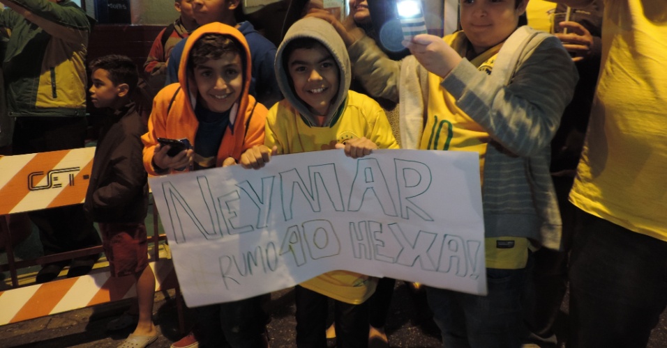 10.jun.2014 - Torcedores mostram cartaz de apoio a Neymar na chegada da seleção brasileira a São Paulo