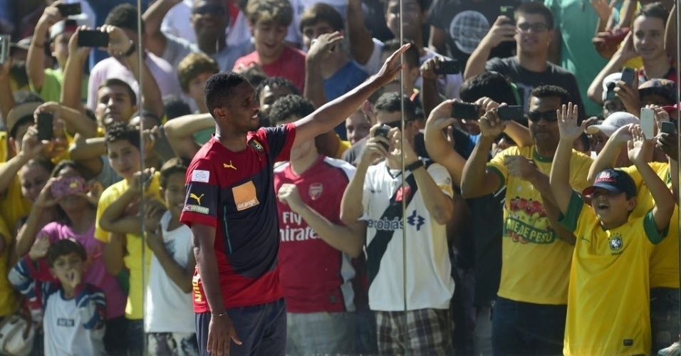 10.jun.2014 - Torcedores se empolgam em Vitória quando Samuel Eto'o, principal estrela de Camarões, acena para eles durante treino